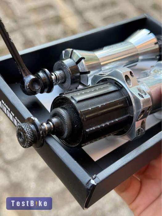 DT Swiss Spline 11s Shimano 24/20H országúti agyszett 130mm/100m