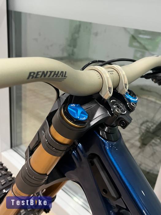 Eladó a képen látható Vadonatúj Santa Cruz V10.8. Full Carbon 