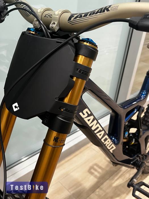 Eladó a képen látható Vadonatúj Santa Cruz V10.8. Full Carbon 