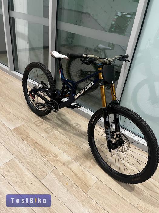 Eladó a képen látható Vadonatúj Santa Cruz V10.8. Full Carbon 