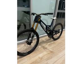 Eladó a képen látható Vadonatúj Santa Cruz V10.8. Full Carbon 