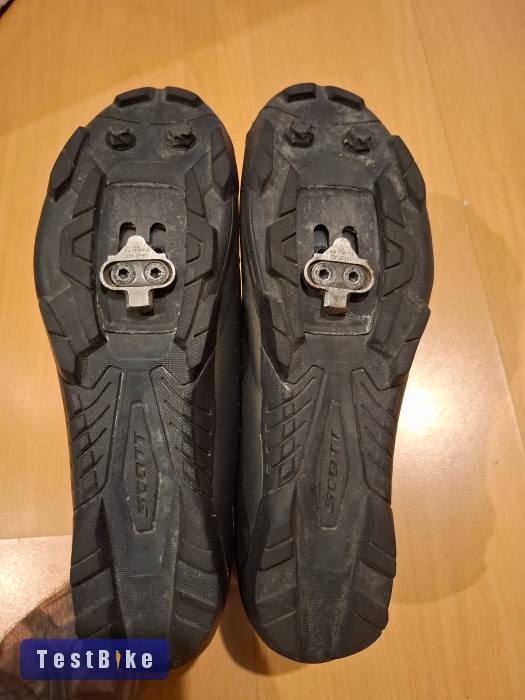 Eladó alighasznált Scott cipők!