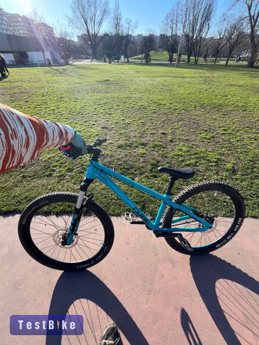 Eladó cube flying circus dirt