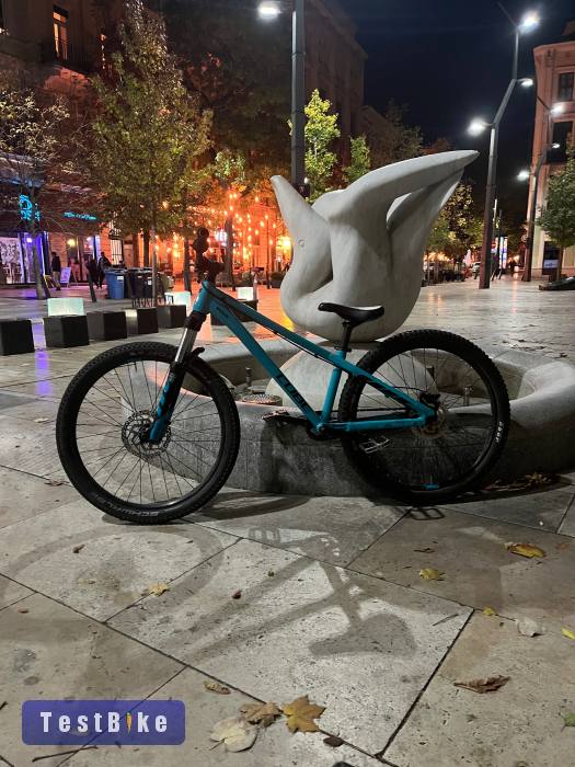 Eladó cube flying circus dirt