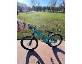 Eladó cube flying circus dirt