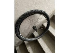 Eladó egy használt 26" MTB tárcsafékes első kerék gumival 