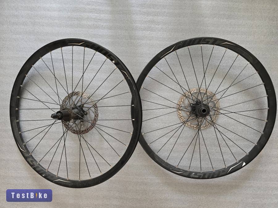 Eladó egy pár kerékszett   