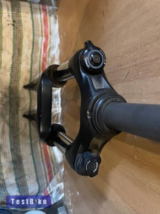 Eladó egy Rock Shox XC 30 27,5 normál nyakas villa