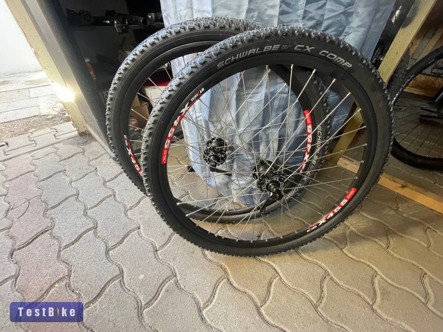 Eladó egy Shimano xt agyas,DT Swiss felnis tárcsafékes szett