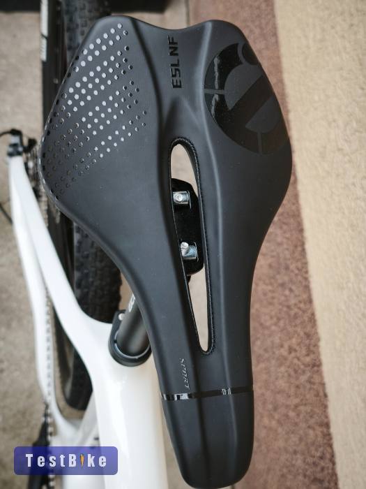 Eladó egyedi Gravel Cube alapra magasaknak.