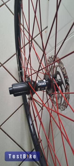 Eladó hátsó kerék vagy csak a hátsó agy.