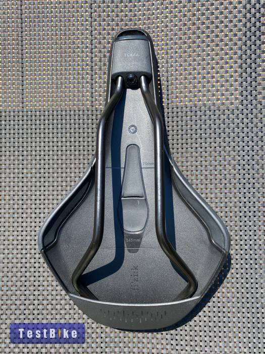 Eladó teljesen Új, sosem használt Fi'z:k Terra nyereg.