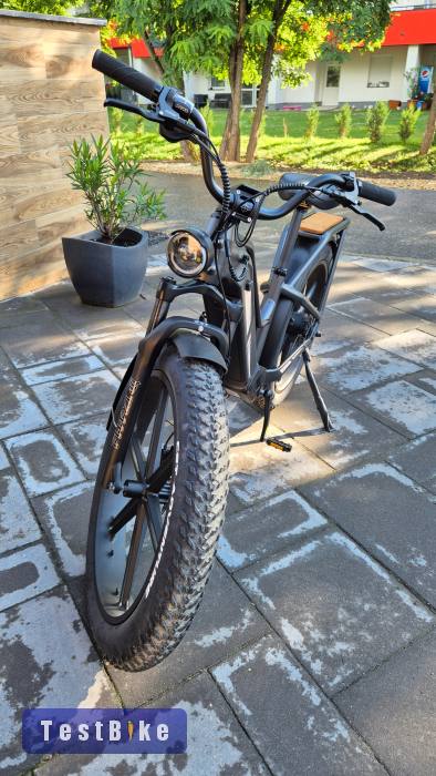 Fiido Titan 2025, gázkar és rásegítés (45 km/h, 700Wh)