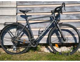 FOCUS ATLAS Gravel, Shimano GRX 2x10, sárvédő/világítás     