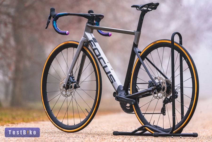 Focus Izalco Max Disc 9.7 Di2 (52) karbon országúti kerékpár