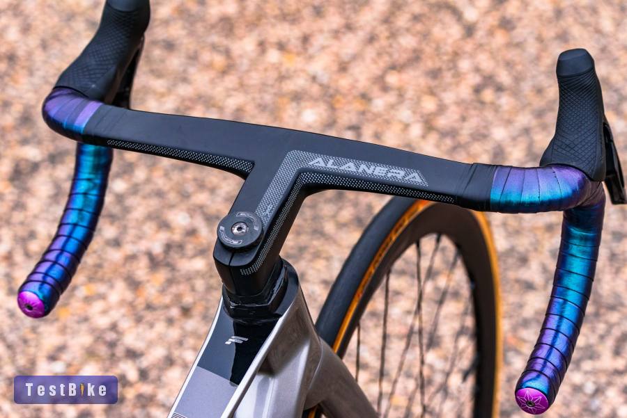 Focus Izalco Max Disc 9.7 Di2 (52) karbon országúti kerékpár