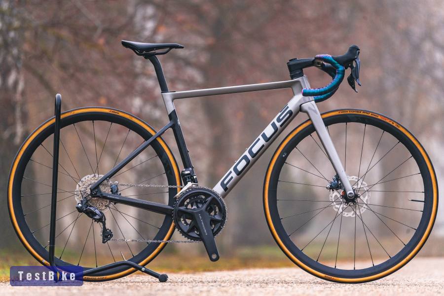 Focus Izalco Max Disc 9.7 Di2 (52) karbon országúti kerékpár