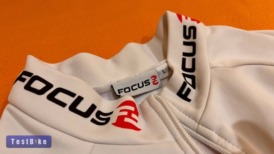 Focus L-es hosszúujjú felső zsebekkel