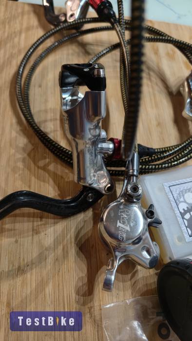 Formula R1 Racing carbon, polished silver + FCS + extrák