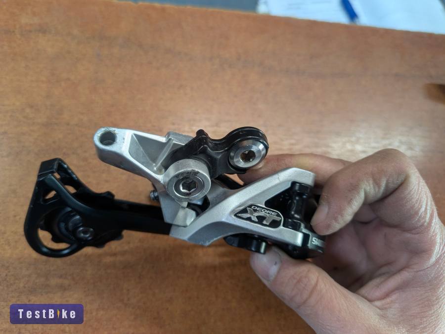 Fox Float RP23 rugóstag, Sram X9 váltókarok, XT váltók stb