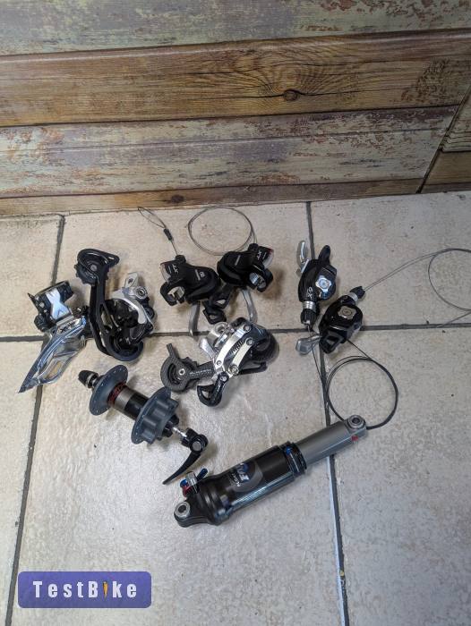 Fox Float RP23 rugóstag, Sram X9 váltókarok, XT váltók stb
