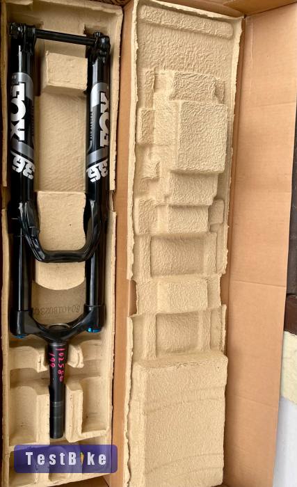 Fox Rhythm 36 első villa