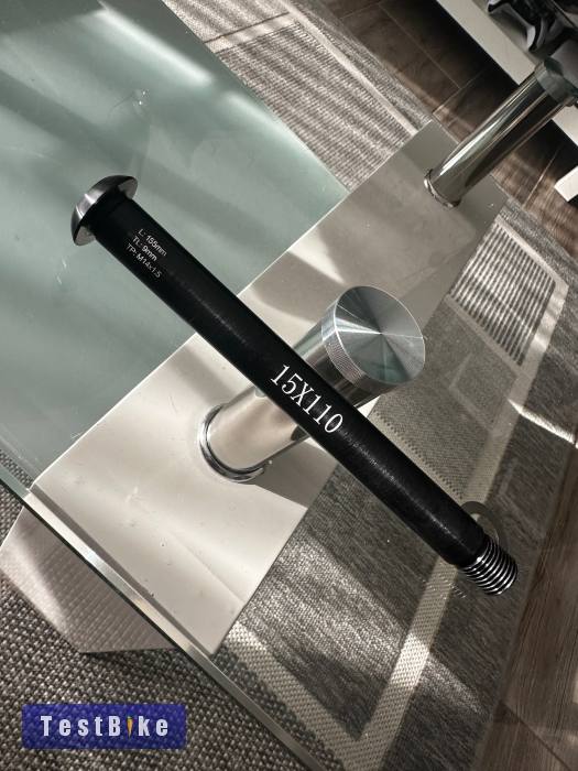 Fox36 38 boost 15x110 tengely 