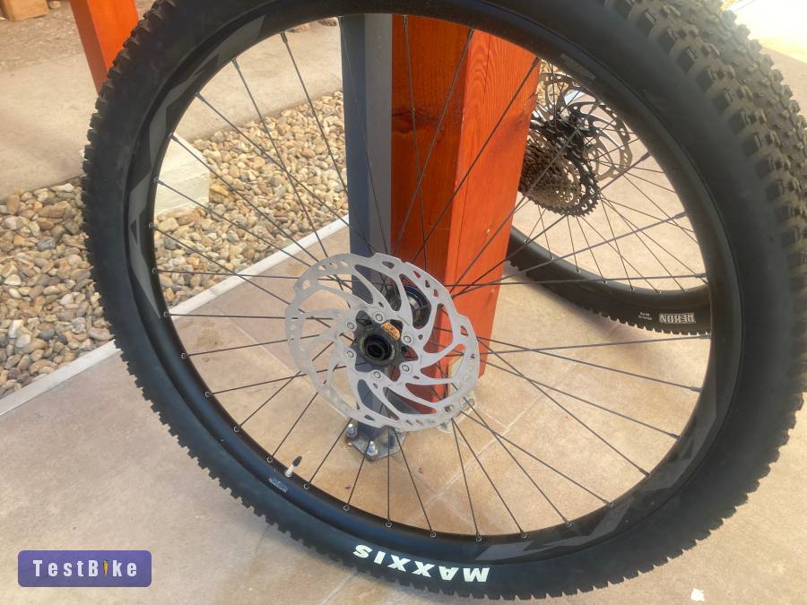 Giant AM29 komplett kerék eladó..XT,Maxxis,RT70L