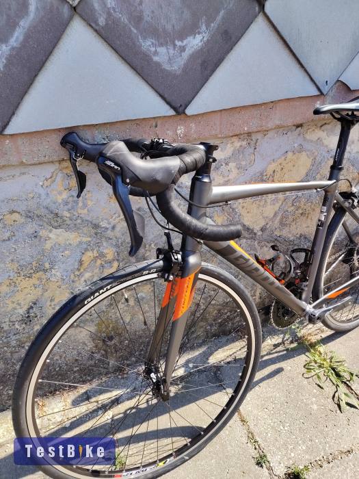 Giant Contend országúti kerékpár M méretben