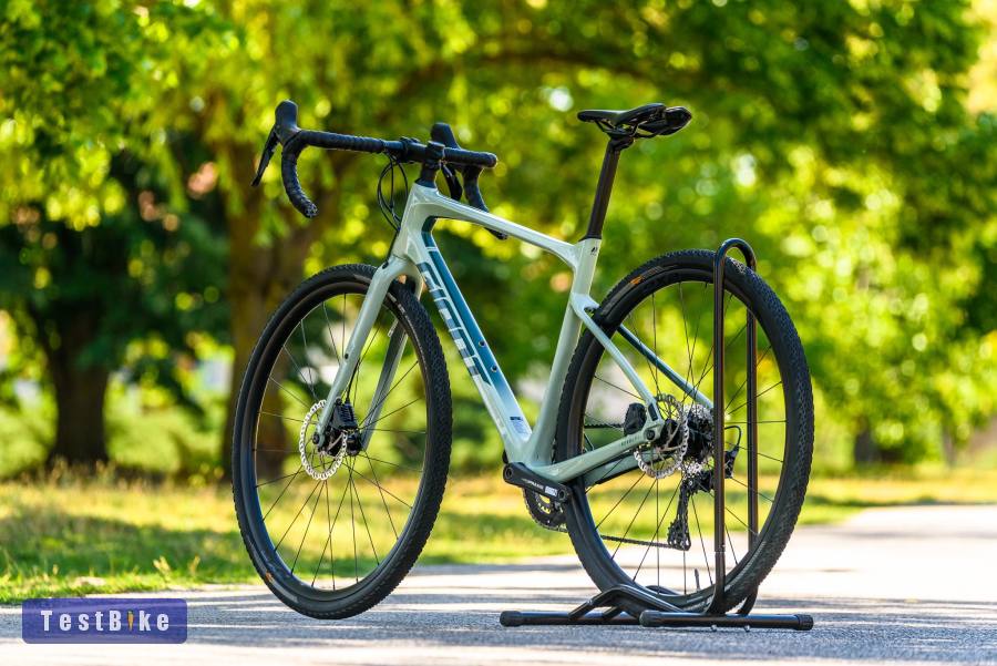 Giant Revolt Advanced 2 (M) karbon gravel kerékpár