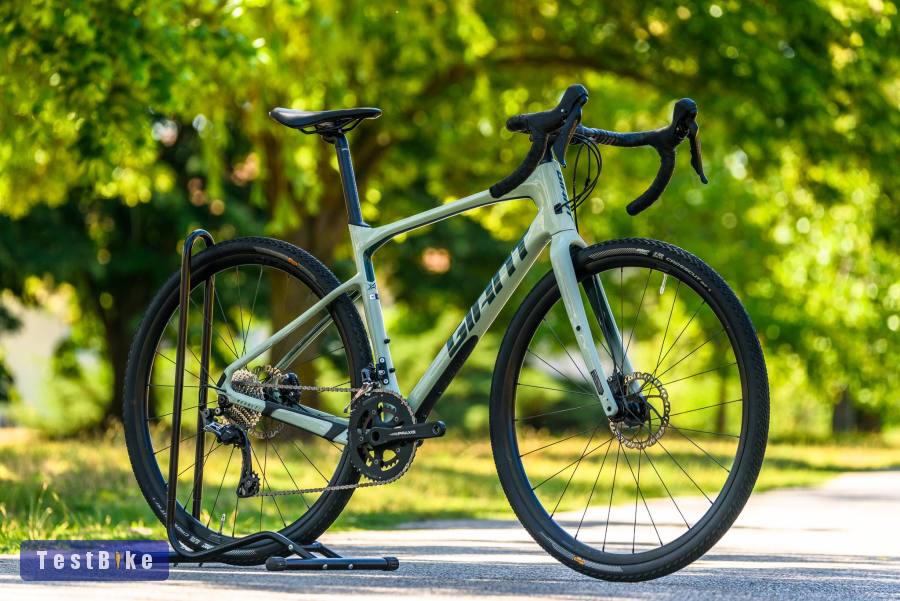 Giant Revolt Advanced 2 (M) karbon gravel kerékpár