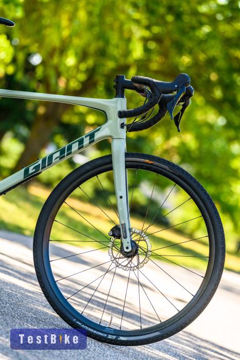 Giant Revolt Advanced 2 (M) karbon gravel kerékpár