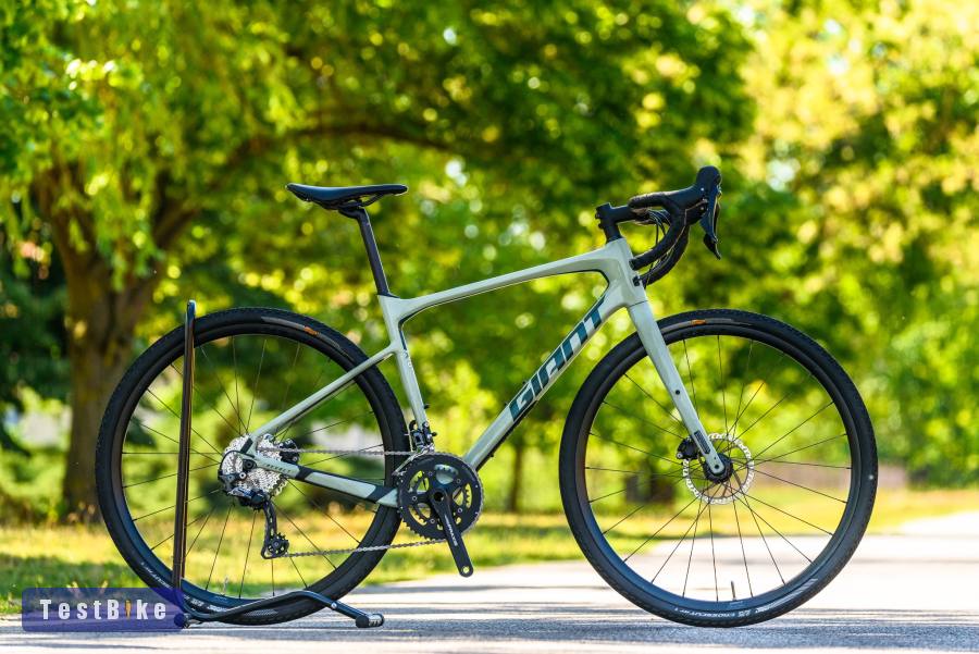 Giant Revolt Advanced 2 (M) karbon gravel kerékpár