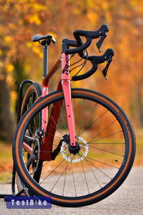 Giant Revolt Advanced 3 (M/L) karbon gravel kerékpár