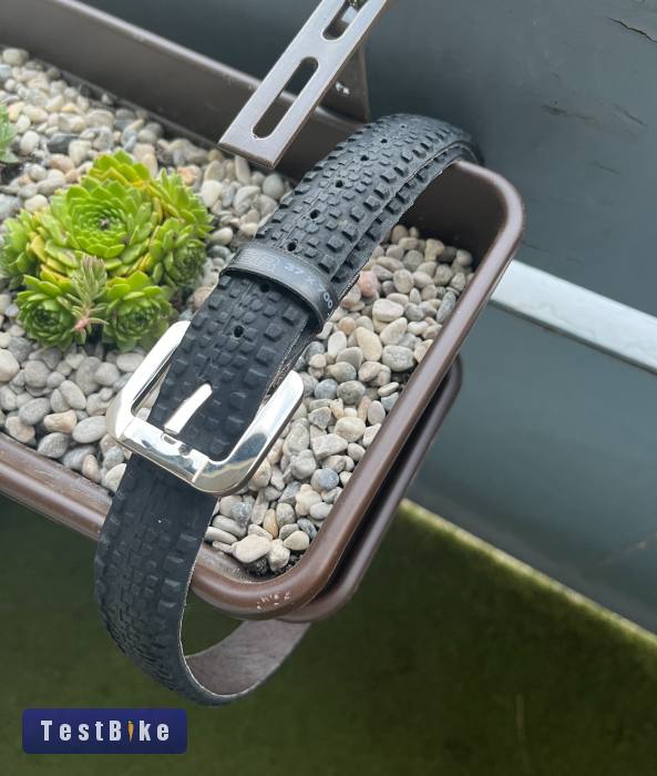 Gravel külső kerékpárgumiból készült öv