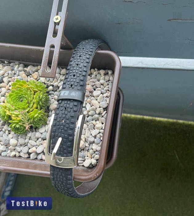 Gravel külső kerékpárgumiból készült öv