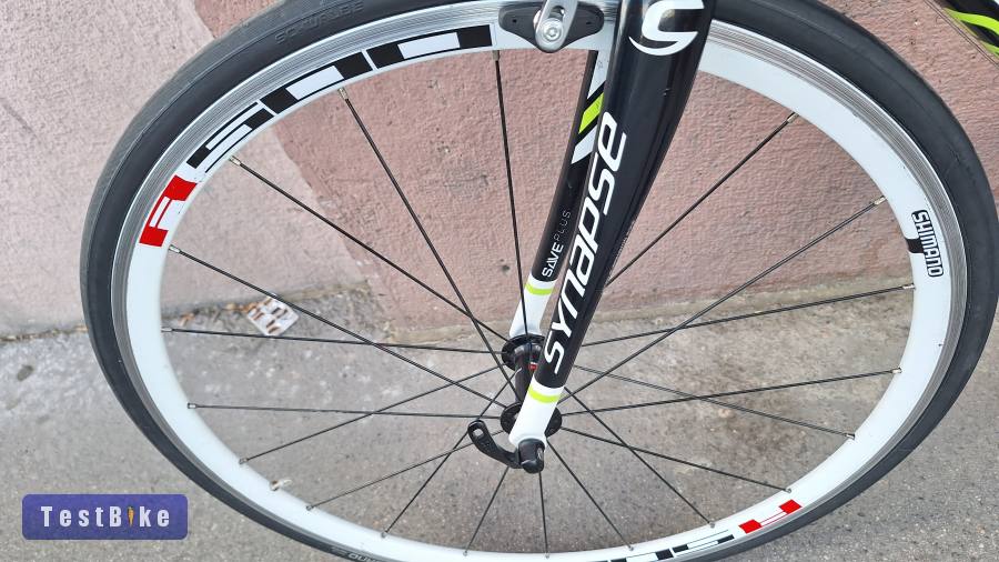 Gyönyörű állapotú Cannondale Synapse karbon országúti kerékpár