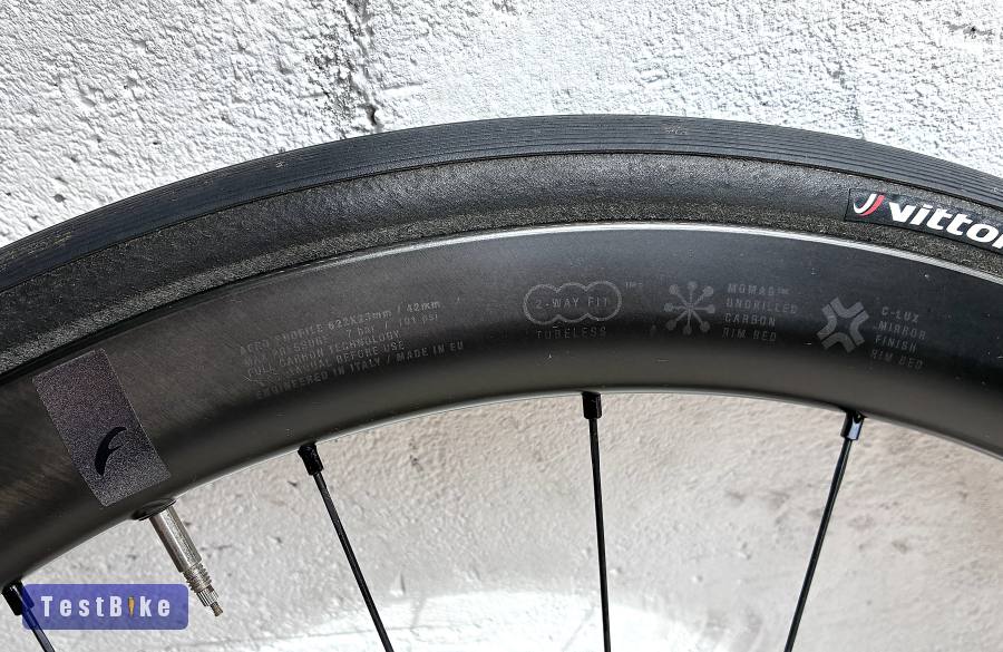 Gyári állapotú Fulcrum Wind 42 DB karbon kerékszett