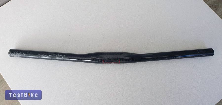 Karbon kormány 31.8, 560mm hosszú.