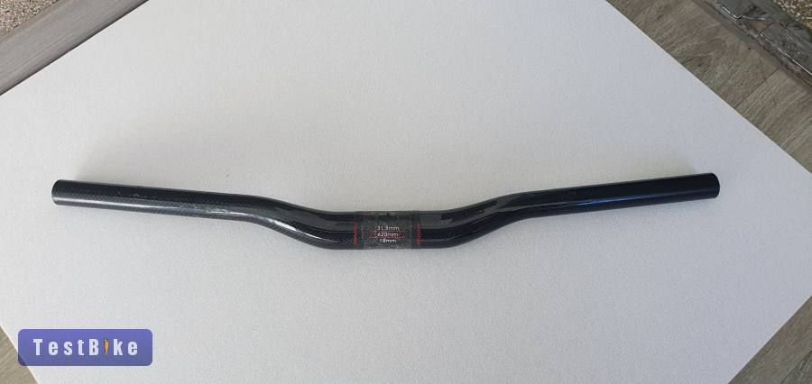 Karbon kormány 31.8, 580mm hosszú.