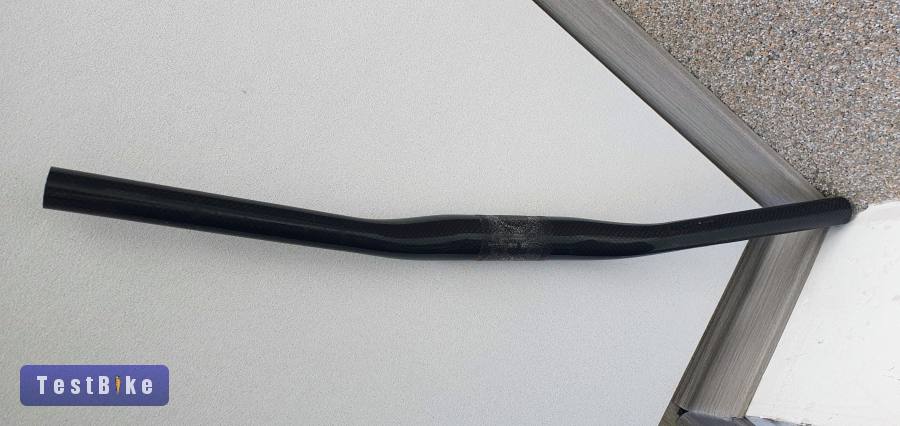 Karbon kormány 31.8, 580mm hosszú.
