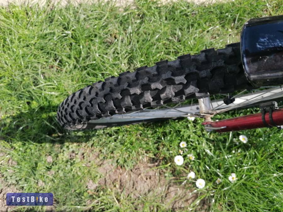 kis méretű MTB sárvédővel, csomagtartóval