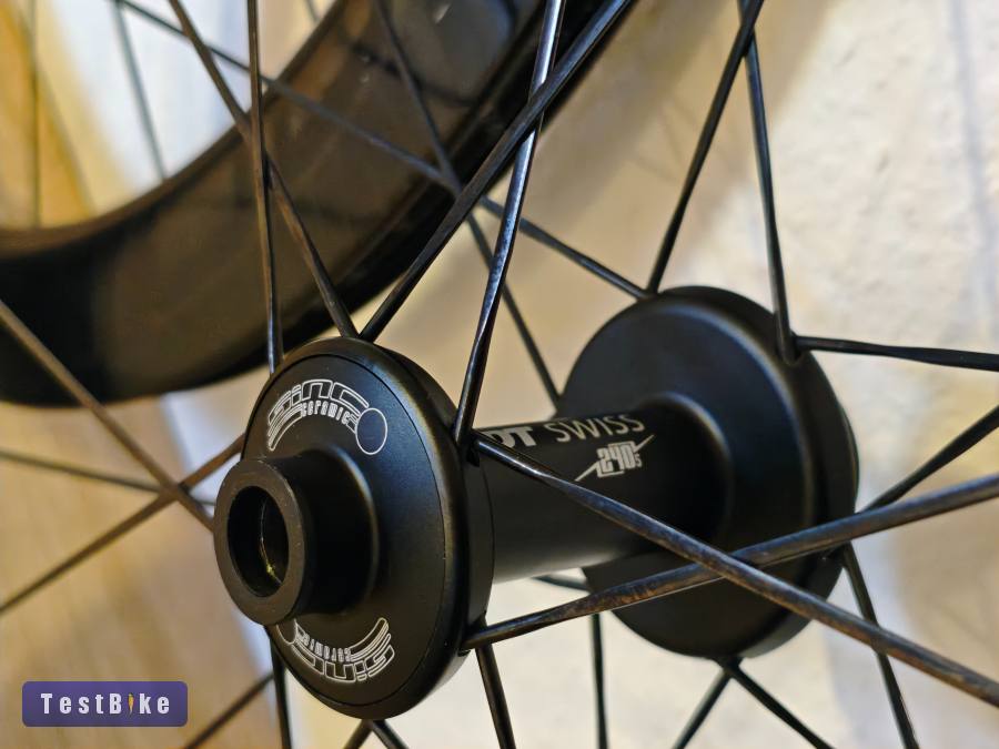 Kiváló állapotú DT Swiss ARC 1100 50mm karbon kerékszett 28"