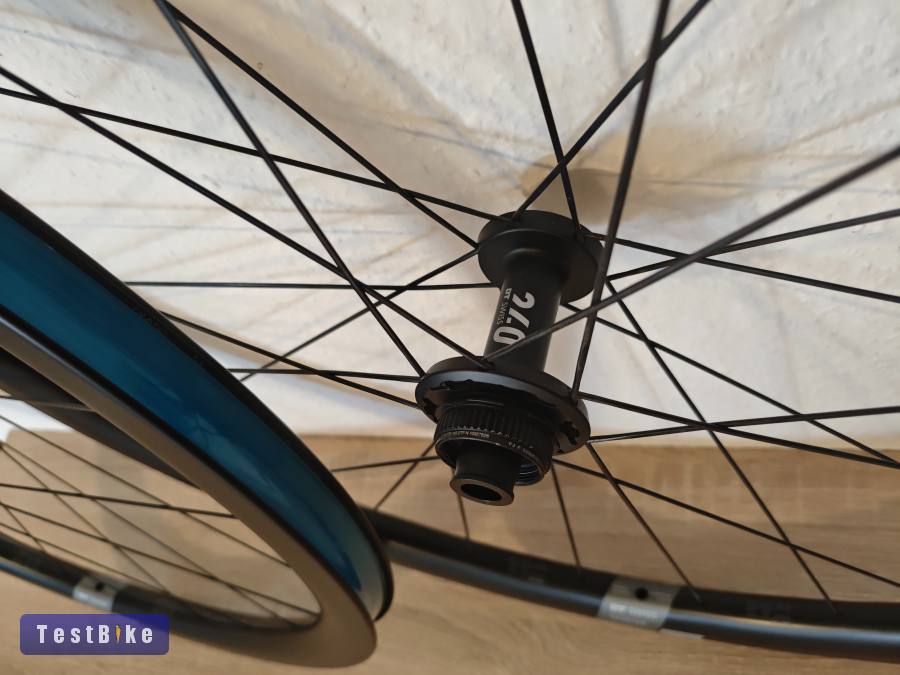 Kiváló állapotú DT Swiss ERC 1400 35mm karbon kerékszett 28"