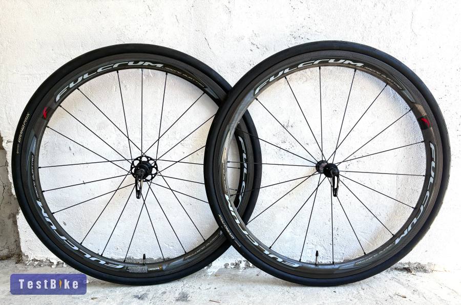Makulátlan Fulcrum Racing Quattro-karbon, felnifékes kerekek