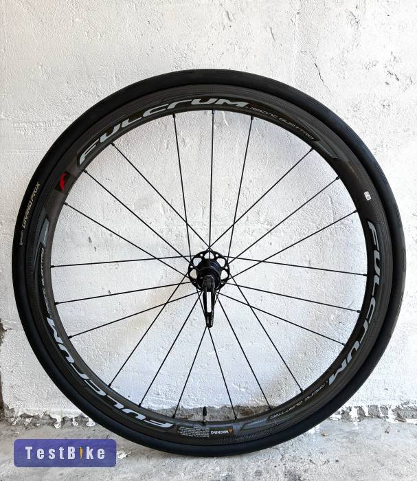 Makulátlan Fulcrum Racing Quattro-karbon, felnifékes kerekek