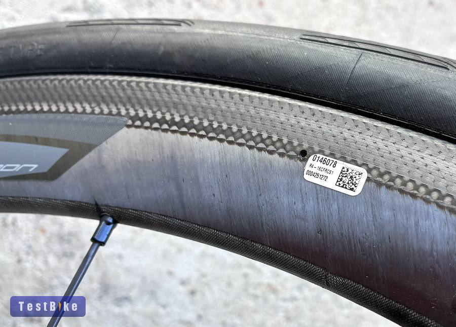 Makulátlan Fulcrum Racing Quattro-karbon, felnifékes kerekek