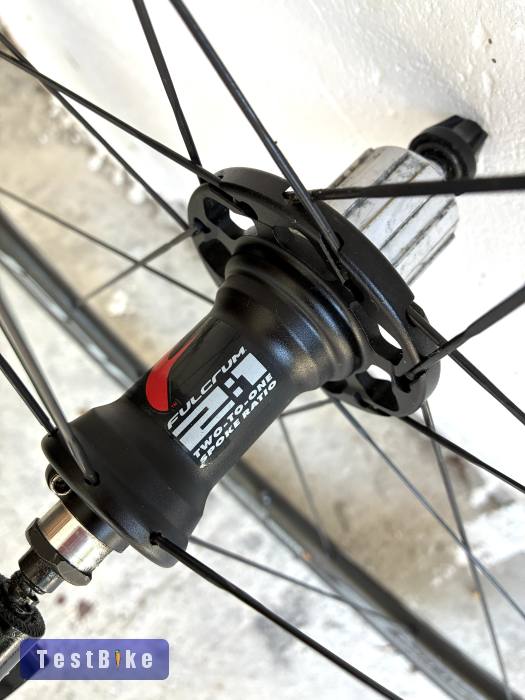 Makulátlan Fulcrum Racing Quattro-karbon, felnifékes kerekek