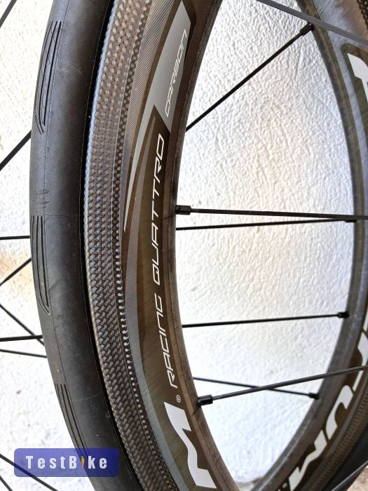 Makulátlan Fulcrum Racing Quattro-karbon, felnifékes kerekek