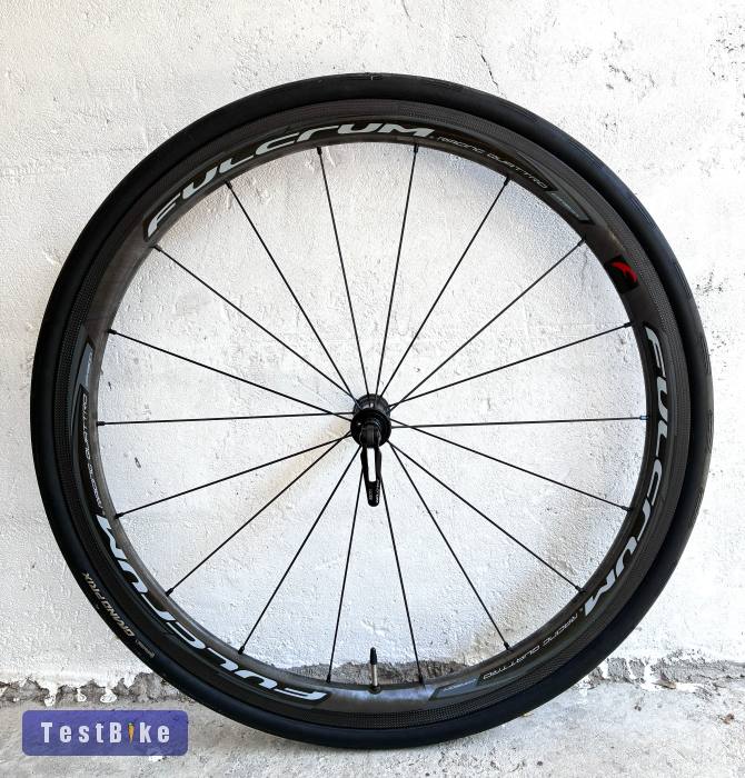Makulátlan Fulcrum Racing Quattro-karbon, felnifékes kerekek